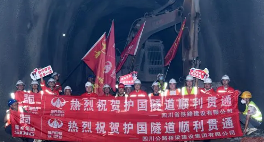 隆黃鐵路隆敘段擴(kuò)能改造工程全線最長隧道貫通(圖1)